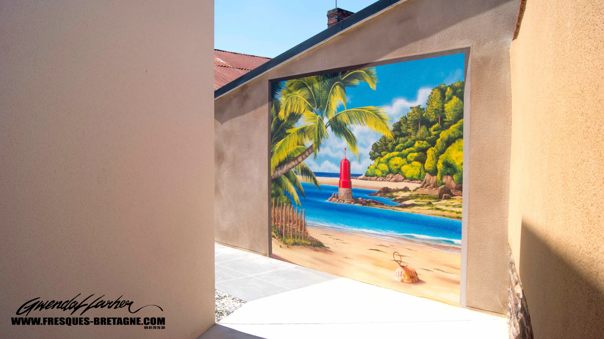 Détail d'un phare rouge sur la plage peint en trompe-l'œil sur un mur mitoyen de jardin à Bédée